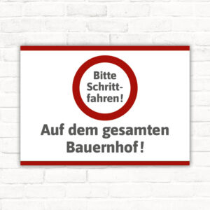 Schild Bitte Schrittfahren auf dem gesamten Bauernhof