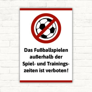 Fußballspielen außerhalb der Spiel- und Trainingszeiten auf den Rasenplätzen ist verboten! Schild – Klare Regeln für Sportanlagen