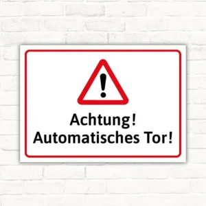 Warnschild mit der Aufschrift Achtung! Automatisches Tor! mit Warnsymbol im Querformat