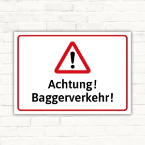 Warnschild mit rotem Dreieck und Ausrufezeichen sowie dem Text Achtung! Baggerverkehr!