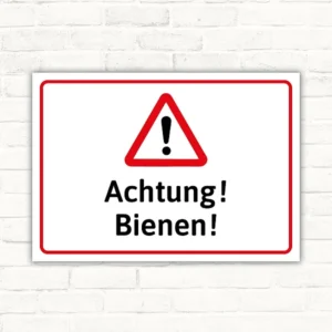 Warnschild mit rotem Dreieck und Ausrufezeichen sowie dem Text „Achtung! Bienen!“