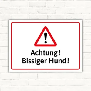 Schild mit Warnsymbol und Aufschrift Achtung! Bissiger Hund!