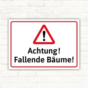Achtung! Fallende Bäume! Warnschild im Querformat mit rotem Warn-Dreieck, weißem Hintergrund sowie schwarzer Schrift und Symbol