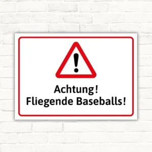 Warnschild mit Warndreieck und dem Text Achtung! Fliegende Baseballs!