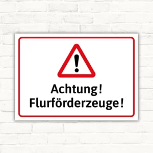 Achtung Flurförderzeuge Schild mit rotem Warn-Dreieck und schwarzem Text