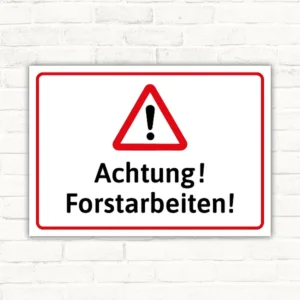 Warnschild mit rotem Warnsymbol und dem Text Achtung Forstarbeiten