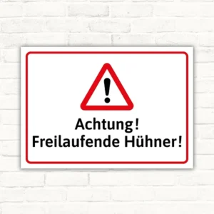 Achtung! Freilaufende Hühner! Warnschild mit rotem Warndreieck und schwarzem Text