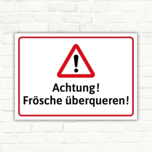 Warnschild mit Dreiecksymbol und Text „Achtung! Frösche überqueren!“ im Querformat