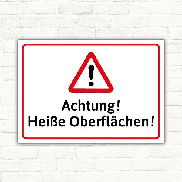 Warnschild mit Dreiecks-Warnsymbol und dem Text Achtung! Heiße Oberflächen! in Rot, Schwarz und Weiß