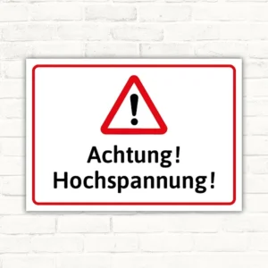 Warnschild mit rotem Warn-Dreieck und dem Text Achtung! Hochspannung!