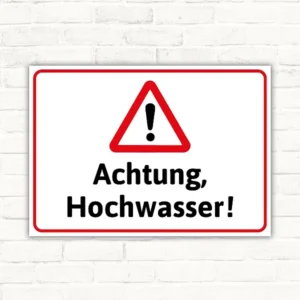 Warnschild mit Dreiecksymbol und der Aufschrift „Achtung, Hochwasser!“