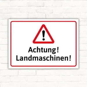 Warnschild mit dem Text „Achtung! Landmaschinen!“ und rotem Warndreieck