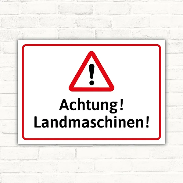 Warnschild mit dem Text „Achtung! Landmaschinen!“ und rotem Warndreieck