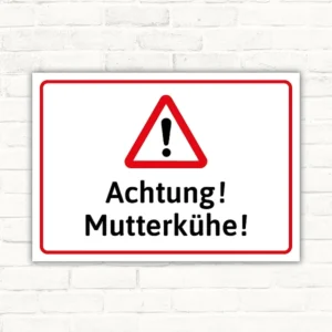 Warnschild mit der Aufschrift Achtung! Mutterkühe! in Rot, Weiß und Schwarz im Querformat.