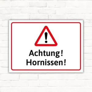 Warnschild mit rotem Warnsymbol und dem Text Achtung! Hornissen!