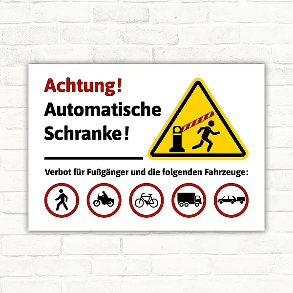 Warnschild mit dem Text „Achtung! Automatische Schranke! Verbot für Fußgänger und die folgenden Fahrzeuge“ sowie Schranken- und Verbotspiktogrammen in