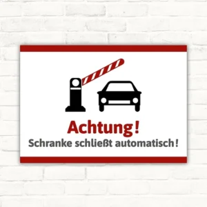 Warnschild mit dem Text Achtung! Schranke schließt automatisch! und Schrankenbaum-Symbol