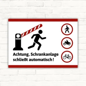 Warnschild mit Schrankenmotiv und dem Text „Achtung, Schrankanlage schließt automatisch!"