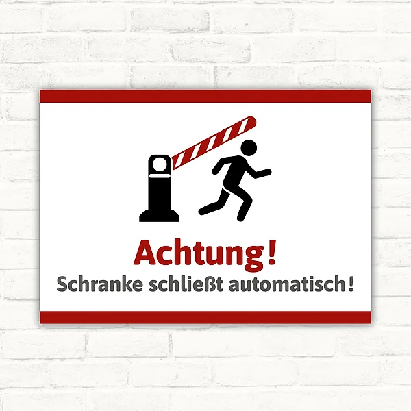 Warnschild mit der Aufschrift Achtung Schranke schließt automatisch und Symbol einer Schranke mit laufender Person