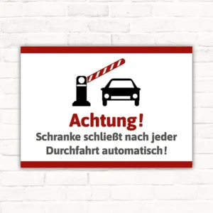 Warnschild mit der Aufschrift „Achtung! Schranke schließt nach jeder Durchfahrt automatisch!“ und Schranken-Piktogramm