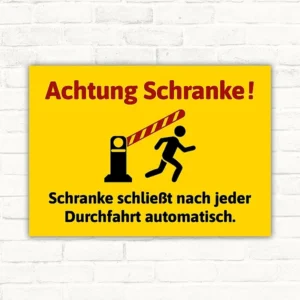 Achtung Schranke! Schranke schließt nach jeder Durchfahrt automatisch.