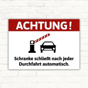 Warnschild mit der Aufschrift Achtung Schranke schließt nach jeder Durchfahrt automatisch, mit Schrankenbaum und Auto-Symbol.