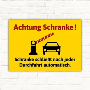 Achtung Schranke Schild mit gelbem Hintergrund, roter Überschrift, schwarzem Schrankenbaum und Auto sowie dem Text Schranke schließt nach jeder Durch-