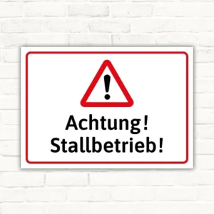 Achtung-Schild mit Warndreieck und dem Text Stallbetrieb