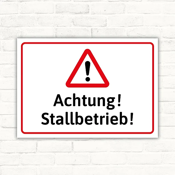 Achtung-Schild mit Warndreieck und dem Text Stallbetrieb