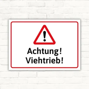 Achtung! Viehtrieb! Warnschild mit rotem Warndreieck und schwarzem Text