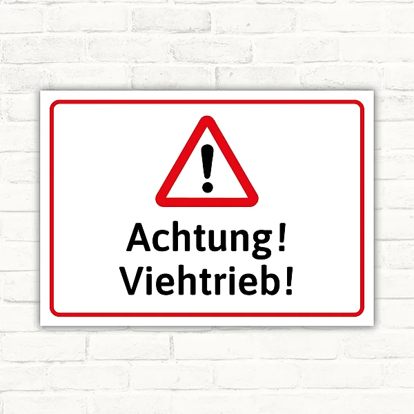 Achtung! Viehtrieb! Warnschild mit rotem Warndreieck und schwarzem Text