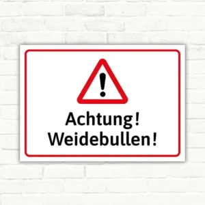 Achtung Weidebullen Schild mit rotem Warndreieck und schwarzem Text