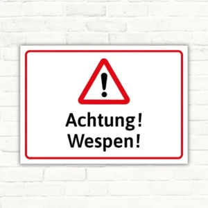 Warnschild mit rotem Dreieck und dem Text 'Achtung! Wespen!'