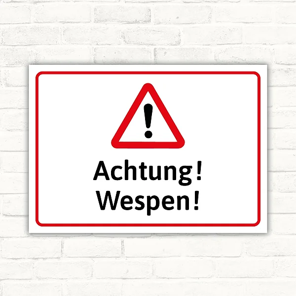 Warnschild mit rotem Dreieck und dem Text 'Achtung! Wespen!'