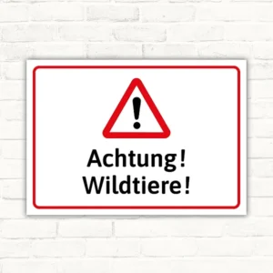 Warnschild mit rotem Dreieck und Ausrufezeichen sowie dem Text „Achtung! Wildtiere!“
