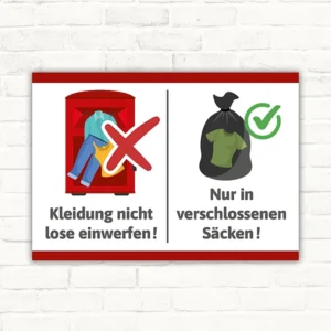Schild mit rotem Verbotssymbol: Kleidung nicht lose einwerfen, nur in verschlossenen Säcken