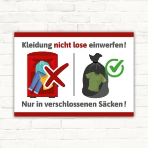 Schild mit Motivtext: Kleidung nicht lose einwerfen! Nur in verschlossenen Säcken!