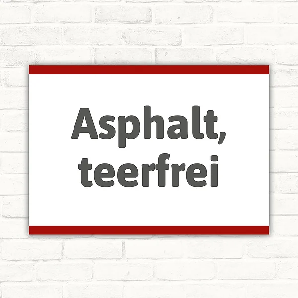 Schild mit dem Motivtext „Asphalt, teerfrei“ in Querformat.