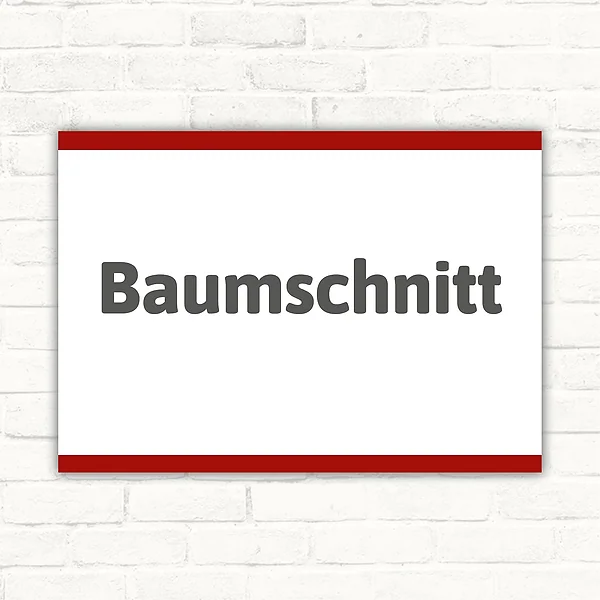 Schild mit der Aufschrift Baumschnitt in dunkelgrauer Schrift auf weißem Hintergrund mit rotem Rand.