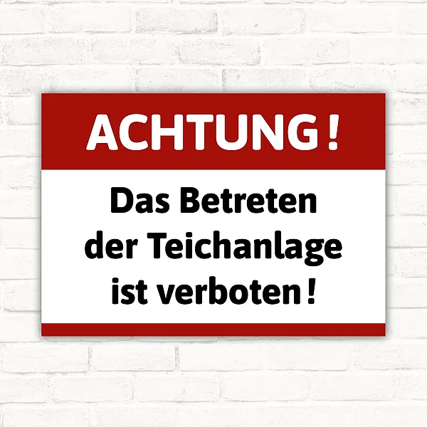 Verbotsschild mit der Aufschrift „ACHTUNG! Das Betreten der Teichanlage ist verboten!“ in Rot, Weiß und Schwarz