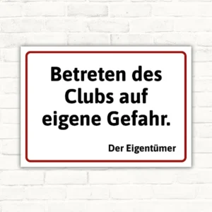 Schild mit dem Text „Betreten des Clubs auf eigene Gefahr. Der Eigentümer“ in schwarzer Schrift mit rotem Rahmen auf weißem Hintergrund.