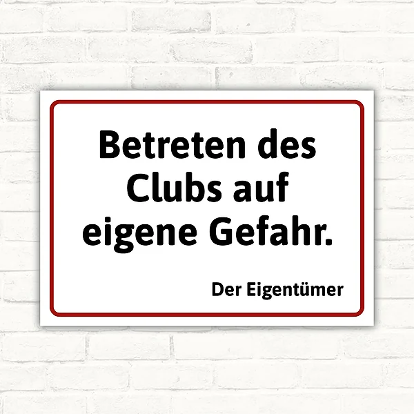 Schild mit dem Text „Betreten des Clubs auf eigene Gefahr. Der Eigentümer“ in schwarzer Schrift mit rotem Rahmen auf weißem Hintergrund.