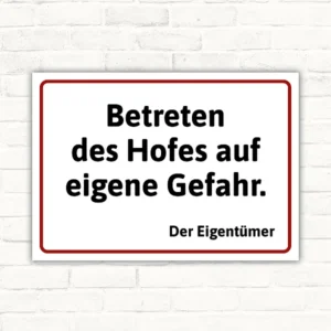 Schild mit der Aufschrift 'Betreten des Hofes auf eigene Gefahr. Der Eigentümer' in Schwarz mit rotem Rahmen auf weißem Hintergrund