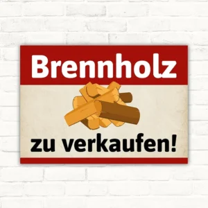Schild mit dem Motivtext „Brennholz zu verkaufen!“ und Holzscheiten auf hellem Hintergrund