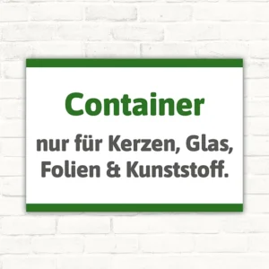 Hinweisschild mit dem Text Container nur für Kerzen, Glas, Folien und Kunststoff in Grün und Dunkelgrau auf weißem Hintergrund.