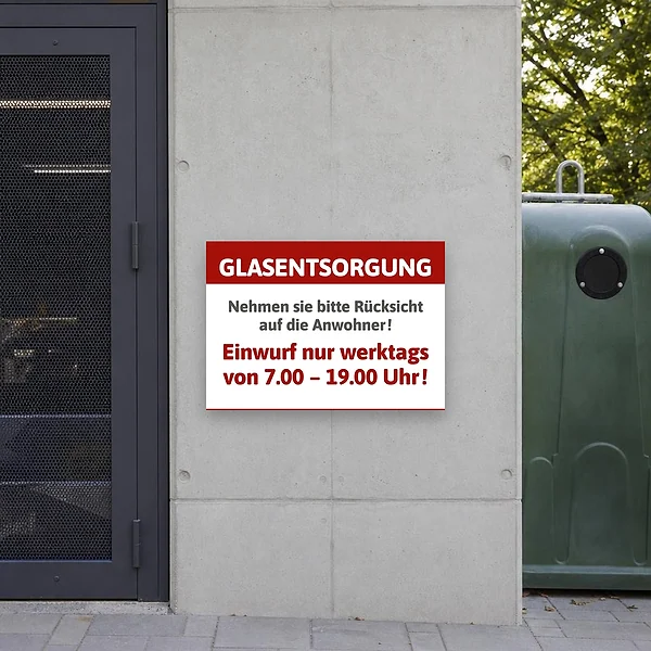 Glascontainer-Schild am Sammelplatz neben Wohnhäusern, das auf werktägliche Einwurfzeiten und Rücksicht auf Anwohner hinweist.