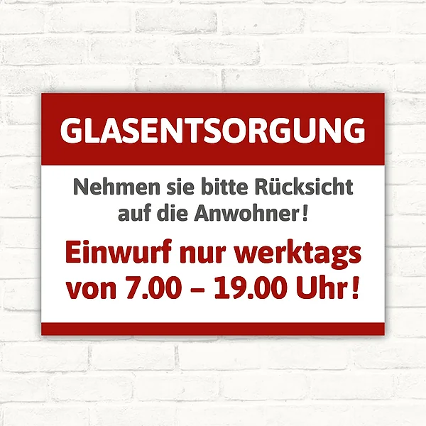 Glasentsorgungsschild mit dem Hinweis auf Einwurf nur werktags von 7.00 bis 19.00 Uhr.
