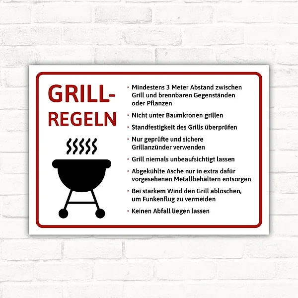 Schild mit Grillregeln, roter Überschrift, Grill-Symbol und Sicherheitshinweisen auf weißem Hintergrund im Querformat.