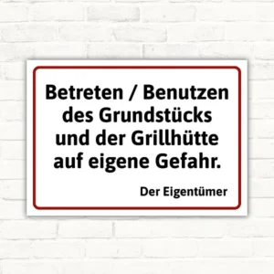 Schild mit dem Text Betreten / Benutzen des Grundstücks und der Grillhütte auf eigene Gefahr. Der Eigentümer