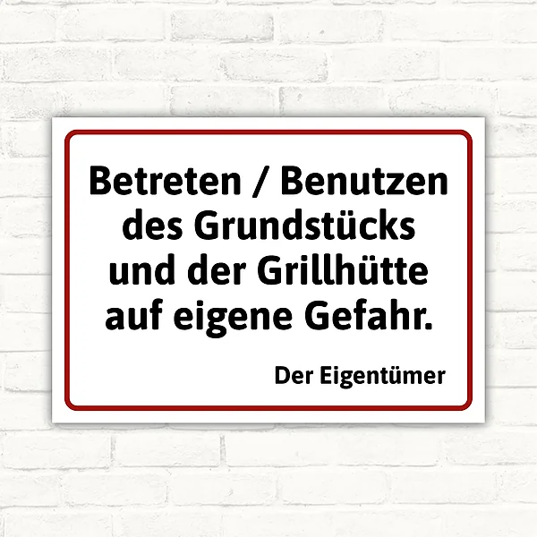 Schild mit dem Text Betreten / Benutzen des Grundstücks und der Grillhütte auf eigene Gefahr. Der Eigentümer